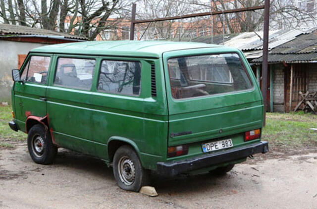 Daugiabučio kieme - pamestas automobilis