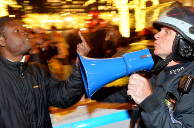 JAV: išteisinus policininką, Niujorke prasidėjo protesto akcijos