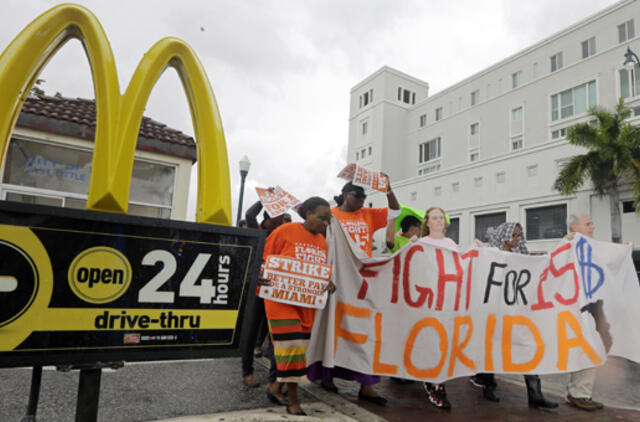 "McDonalds" darbuotojų protestai išplito į 190 miestų