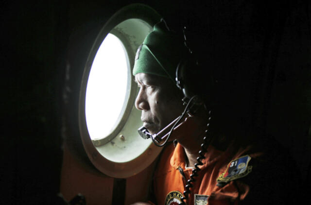 Per oro linijų bendrovės "AirAsia" dingusio lėktuvo paieškas rasta mažiausia 40 kūnų