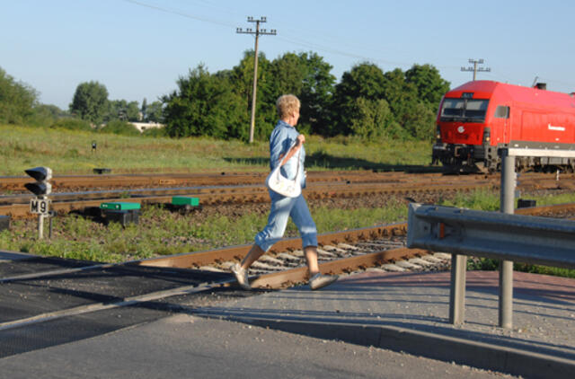 Pėsčiųjų saugumui geležinkelių perėjose - naujos taisyklės