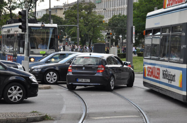 Tyrimas: privatūs automobiliai paklausesni ES už visuomeninį transportą