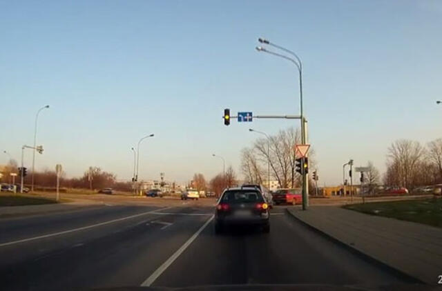 Važiavo degant draudžiamam šviesoforo signalui