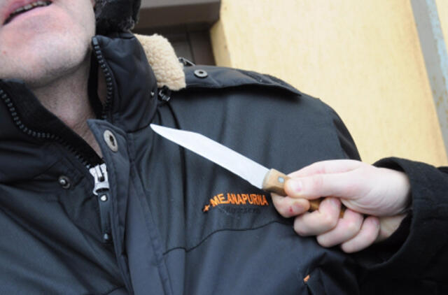 Apkvaitęs nuo narkotikų jaunuolis švaistėsi peiliu