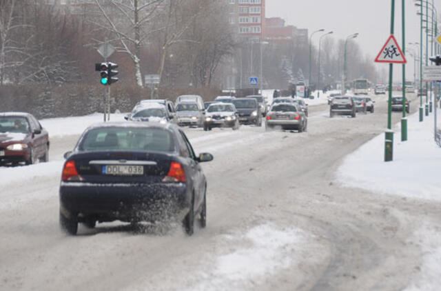 Eismo sąlygas sunkins snygis, lijundra ir plikledis