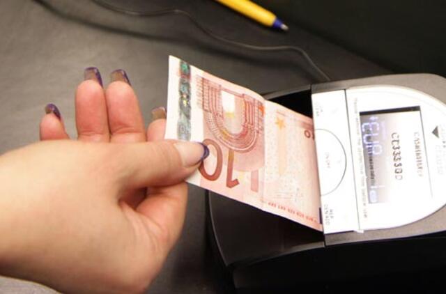 Euro vertė krinta žemiausiai nuo 2006 m. kovo