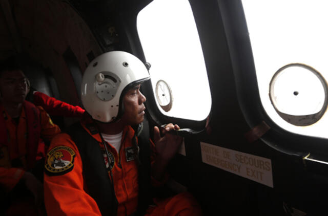 Indonezijos valdžia: aptikta penkta sudužusio "AirAsia" lėktuvo liekana