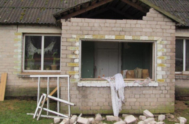 Įtūžęs ant sugyventinės, vyras be namų paliko vaikus