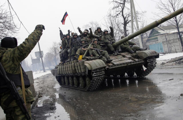 NATO: mūšiai Rytų Ukrainoje pasiekė tokį lygį, koks buvo prieš Minske pasiektą paliaubų susitarimą