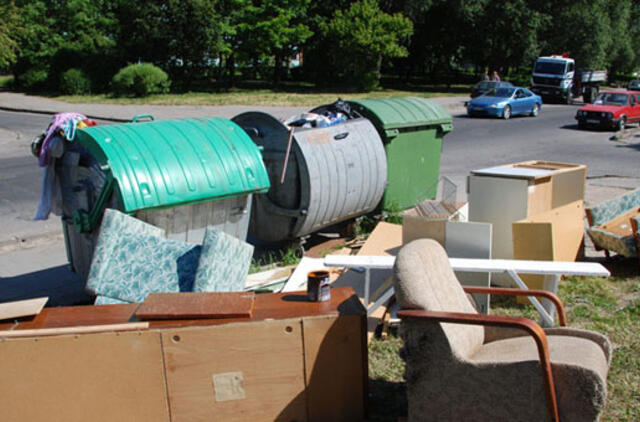 Neblaivūs jaunuoliai linksminosi degindami šiukšles