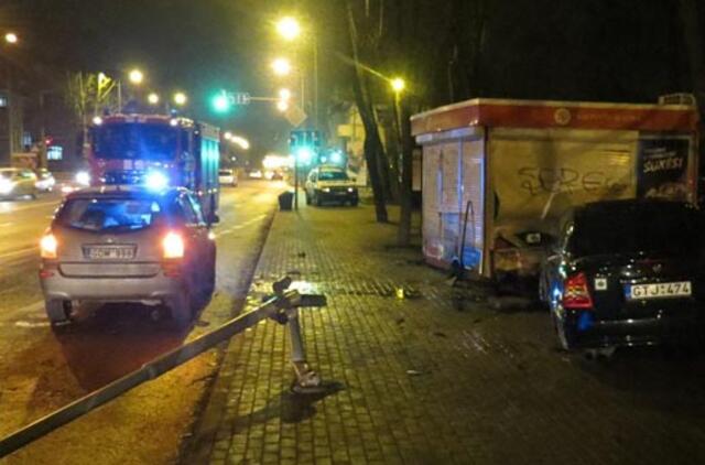 "Nukirto" stulpą ir taranavo spaudos kioską