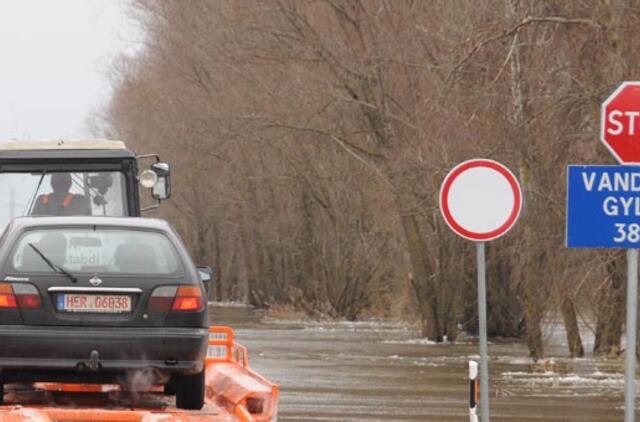 Potvynis: kelyje į Rusnę - 38 cm vandens