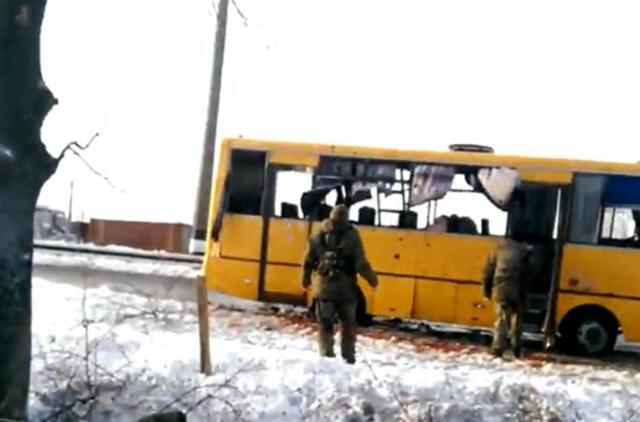 Rytų Ukrainoje artilerijos sviediniui pataikius į autobusą, žuvo mažiausiai 10 žmonių (video)