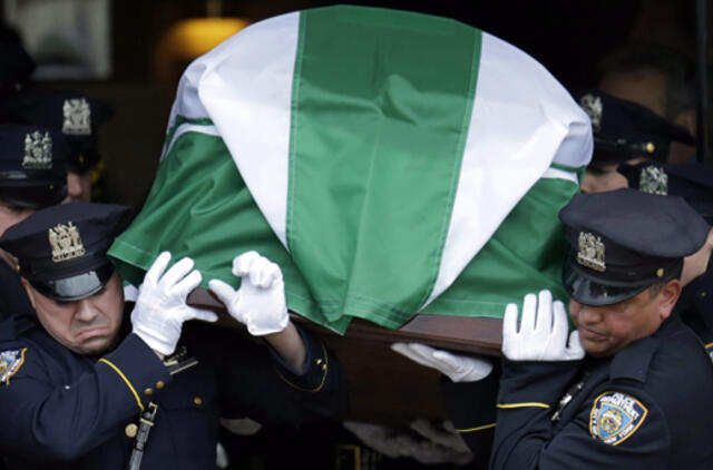 Tūkstančiai pareigūnų Niujorke atsisveikino su žuvusiu kolega