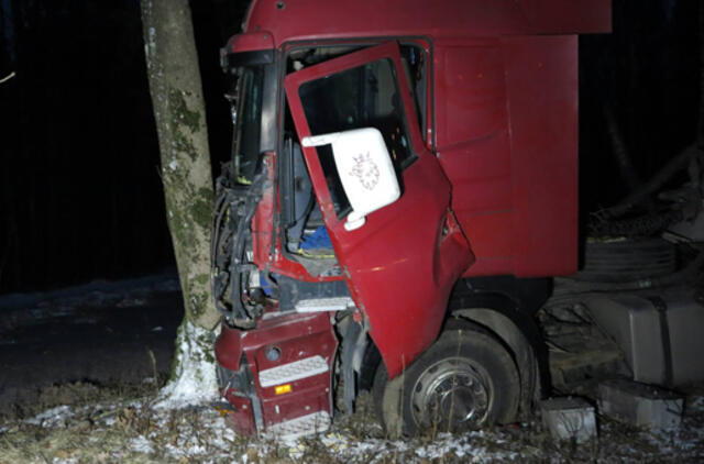 Ugniagesiai iš kabinos vadavo sudaužyto sunkvežimio vairuotoją