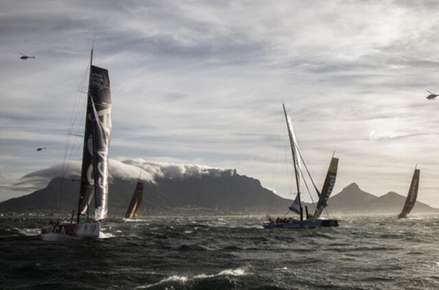 "Volvo Ocean Race" lenktynėse aplink pasaulį pirmauja "Brunel" komanda su Roku Milevičiumi