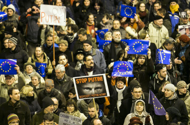 Daugiau kaip tūkstantis žmonių Budapešte dalyvavo demonstracijoje prieš Vladimiro Putino vizitą