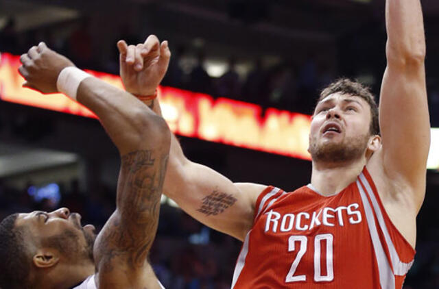 Donatas Motiejūnas rungtynėse su "Suns" pelnė 12 taškų