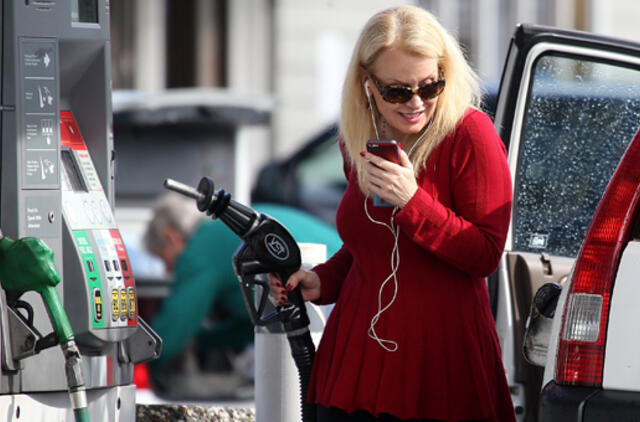 Naftos kaina stipriai krinta - JAV žaliavinės naftos atsargos pasieks rekordą