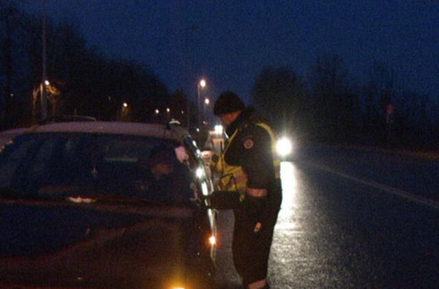 Automobilyje - ir narkotinės medžiagos, ir kriminalinės policijos pareigūno ženklas