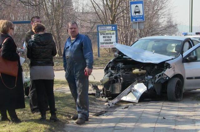 Dubysos gatvėje sunkvežimis rėžėsi į automobilį