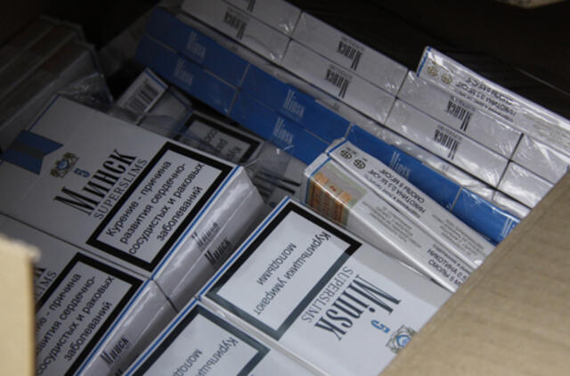 Kontrabandines cigaretes dangstė sulčių ir vaisių tyrės dėžėmis