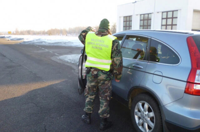 Lenko automobiliu iš Lietuvos gabentas vietnamietis slėpėsi po pledu