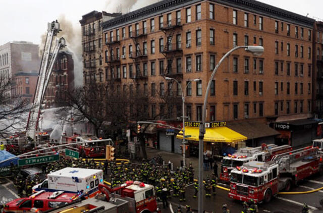 Niujorke sprogus dujoms, sugriuvo trys namai, nukentėjo 19 žmonių