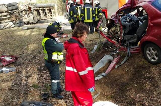 Per automobilio ir vilkiko susidūrimą žuvo moteris