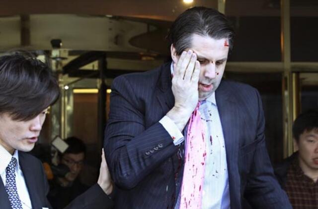 Pietų Korėjoje užpuolikas skutimosi peiliuku sužalojo JAV ambasadorių