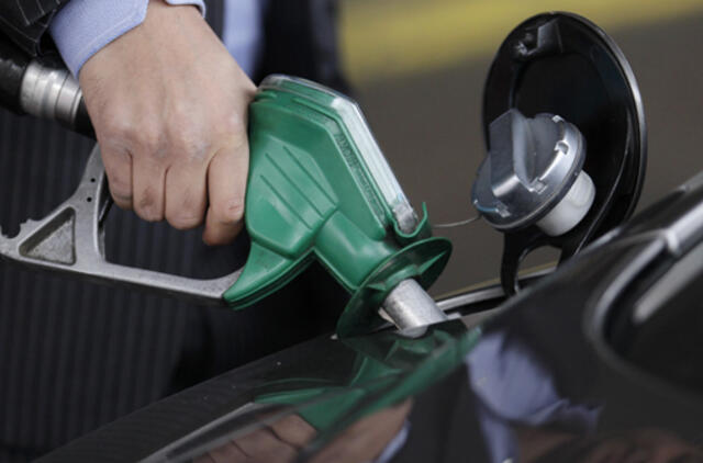 Po pranešimų apie rekordinę gavybą Saudo Arabijoje nafta pinga