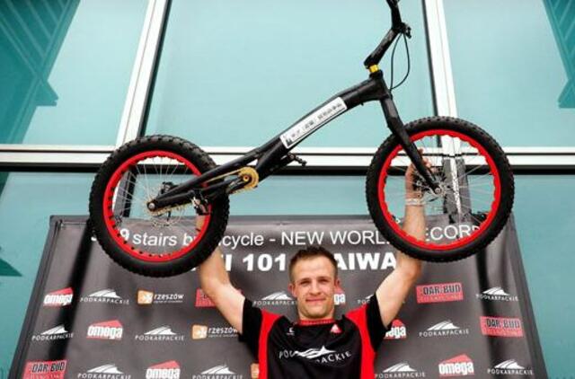 Rekordas: lenkas dviračiu įveikė 3 139 laiptų pakopas