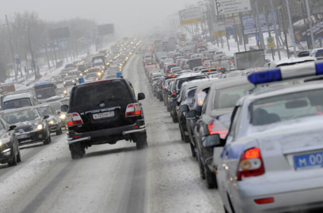 Vežantys daugiau nei vieną automobilį į Rusiją užsieniečiai privalės susimokėti muitą