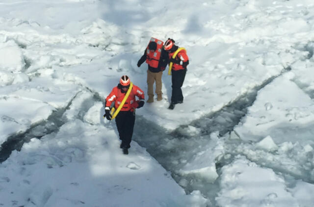 Vyras, bandęs pereiti užšalusiu ežeru iš JAV į Kanadą, išgelbėtas