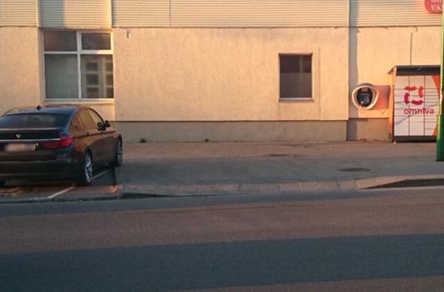 Klaipėdietė nuolat statė savo BMW neįgaliųjų vietoje