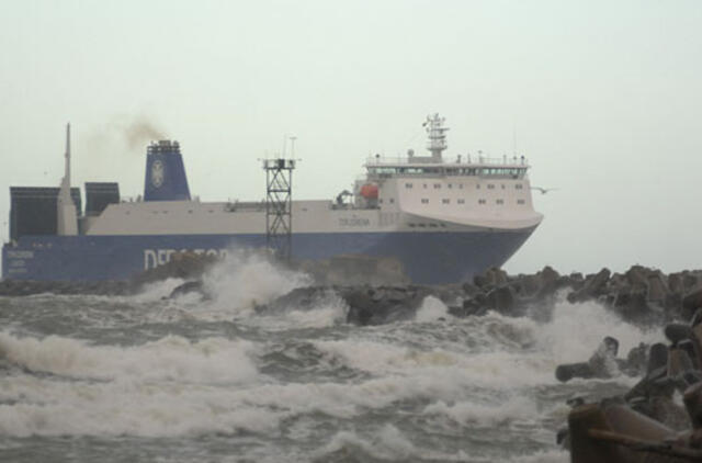 Laivų bangos ardo krantus, žudo žmones