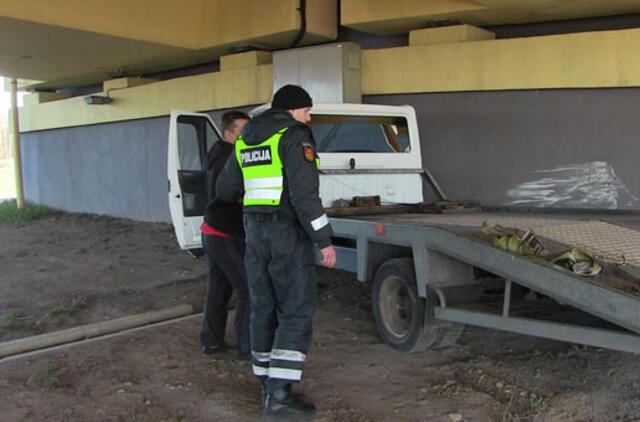 Pagiringas vairuotojas "patikrino" viaduko tvirtumą