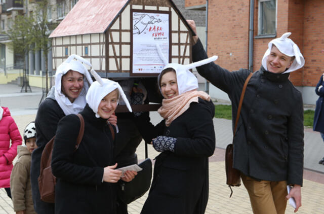 Per miestą žygiavo naujas lėlių teatrų festivalio "Karakumų asilėlis" simbolis