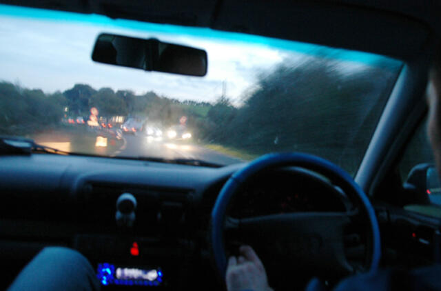 Siūloma uždrausti pradedantiesiems vairuotojams vairuoti automobilius, turinčius vairą dešinėje pusėje