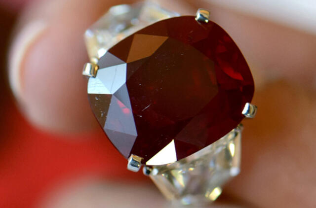 Aukcione už 27 mln. eurų parduotas rubinas