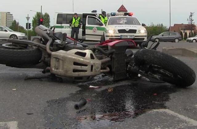 BMW vairuotojas sunkiai sužalojo motociklininką