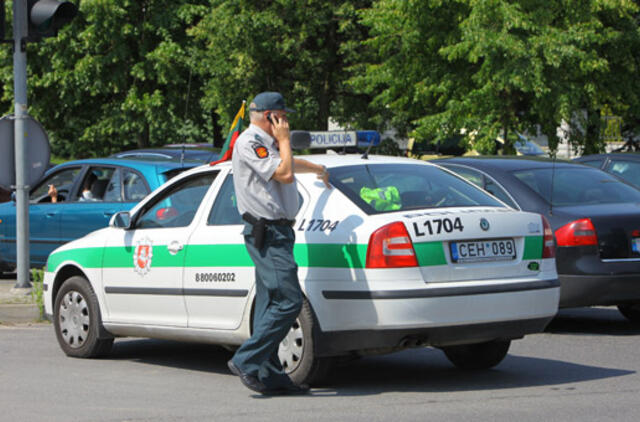 Panevėžyje pradurtos policijos automobilio padangos