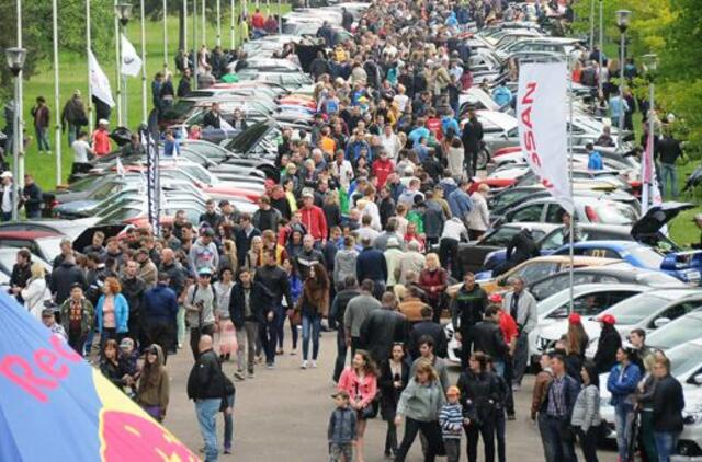 Pasigrožėti nematytais automobiliais rinkosi šimtai