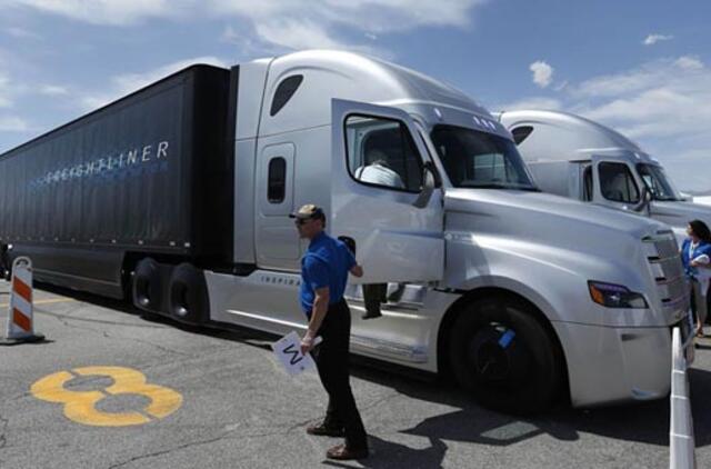 Savarankiški automobiliai irgi dūžta. Bet dėl to kalti žmonės