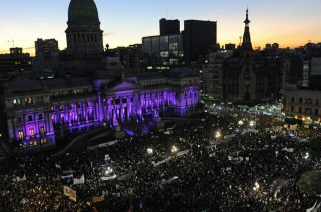 Argentinoje protestuotojai smerkia smurtą prieš moteris