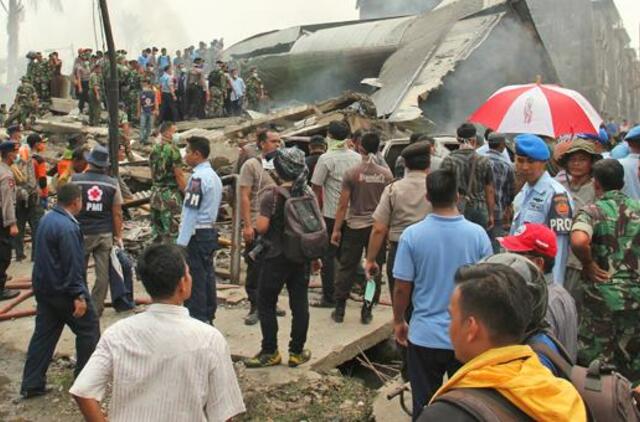 Indonezijoje nukritus kariuomenės orlaiviui, žuvo 30 žmonių