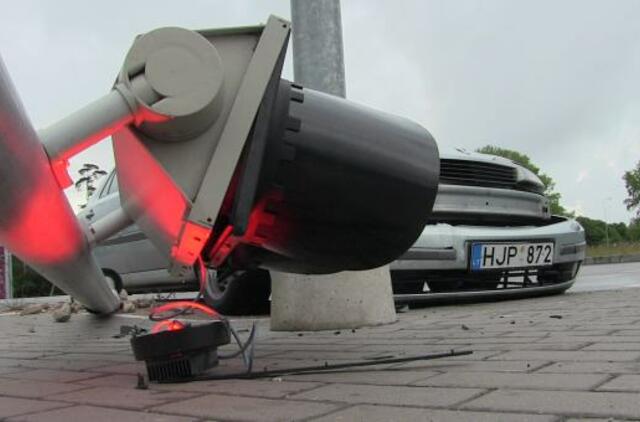 Jaunas vairuotojas nuvertė šviesoforą