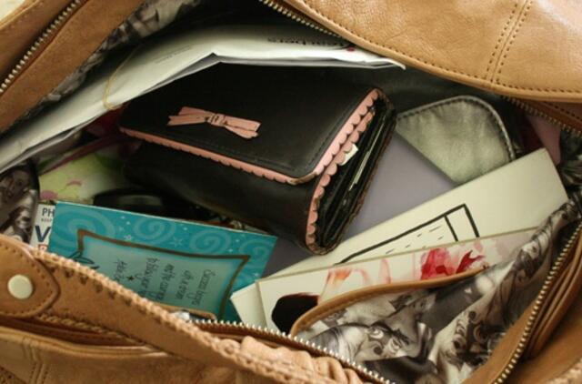 Klaipėdietė nepastebėjo, kaip iš rankinės dingo telefonas