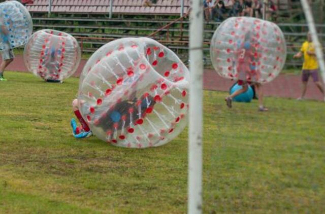 Šilutėje vyko pirmasis Lietuvoje "zorbing" futbolo čempionatas