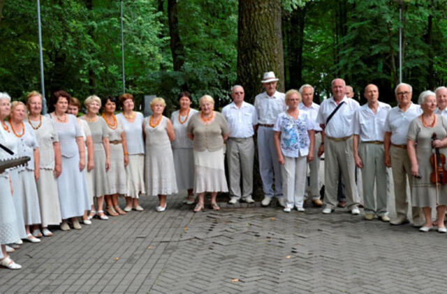 Skulptūrų parke senjorai sveikins vasarą